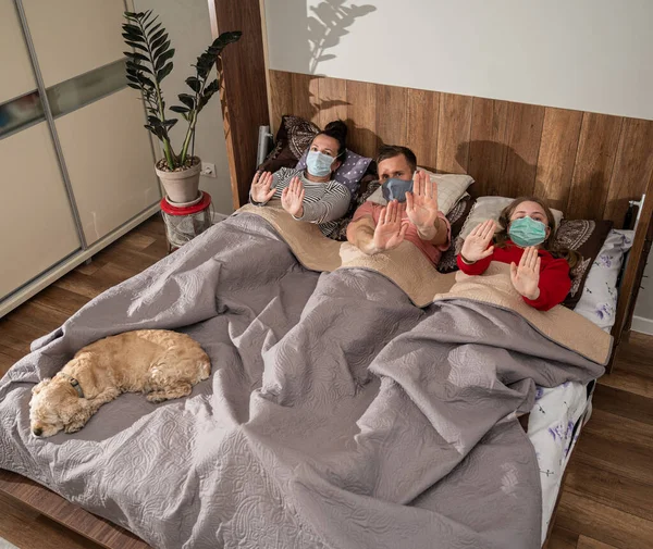 Gesundheitskonzept Kranke Familie Liegt Schutzmasken Hause Bett — Stockfoto