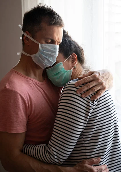 Sağlık Sigortası Konsepti Maskeli Üzgün Çift Pencerenin Yanında Poz Veriyor — Stok fotoğraf