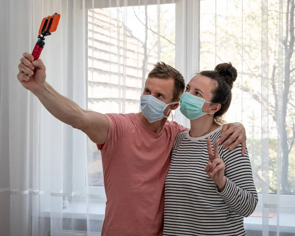 Casal Máscaras Descartáveis Tomando Selfie Casa Distanciamento Social — Fotografia de Stock