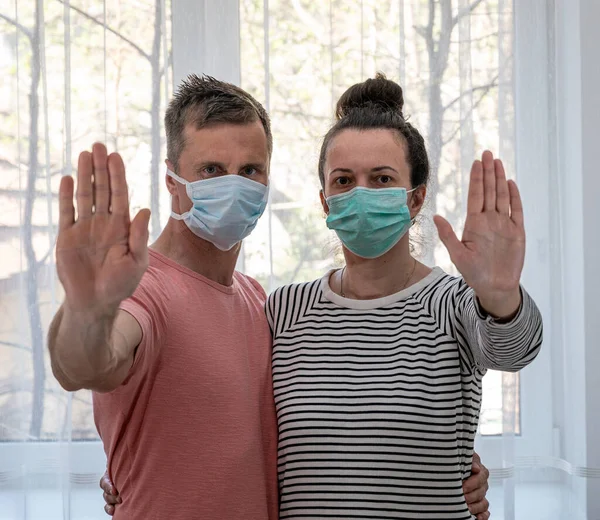 Gezondheidszorg Concept Triest Paar Maskers Poseren Buurt Venster Thuis — Stockfoto