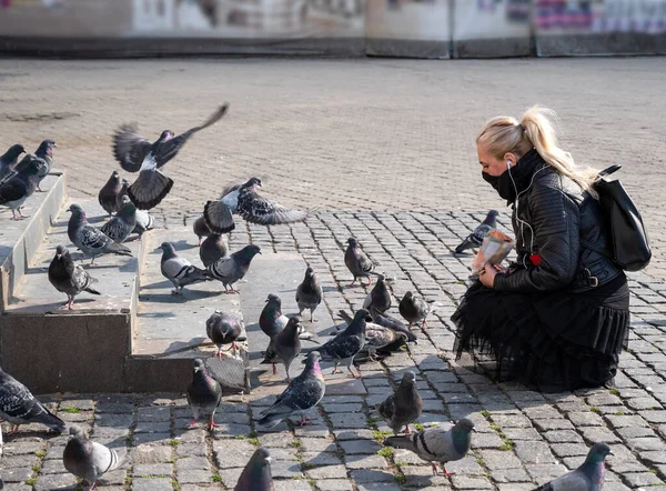 Uzhhorod Ukraine April 2020 Young Woman Feeding Pigeons Square Downtown — 图库照片