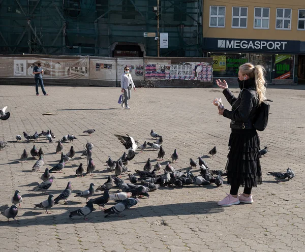 Uzhhorod Ukraine April 2020 Young Woman Feeding Pigeons Square Downtown — Stock Photo, Image