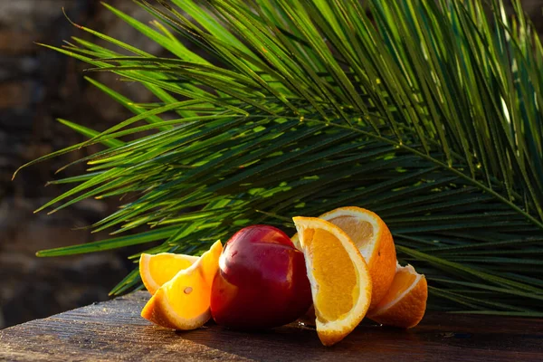 Naranjas Orgánicas Frescas Sobre Una Mesa Madera Sol —  Fotos de Stock