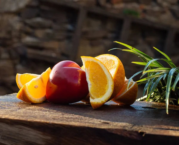 Naranjas Orgánicas Frescas Sobre Una Mesa Madera Sol —  Fotos de Stock