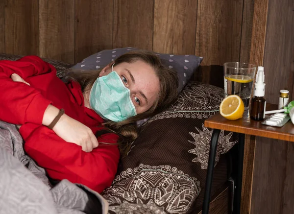 Cuidados Saúde Conceito Médico Doente Menina Adolescente Máscara Deitada Cama — Fotografia de Stock