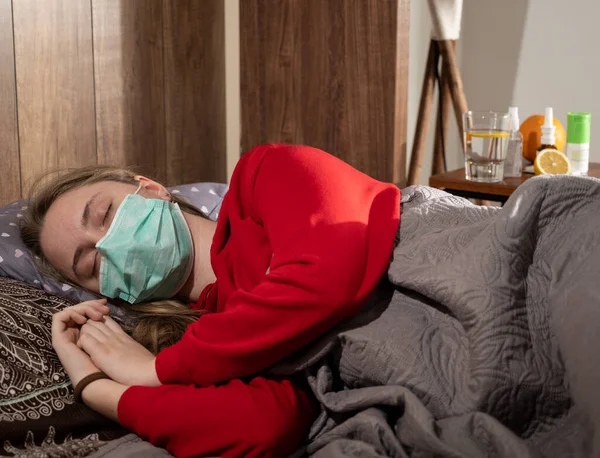 Gesundheitswesen Und Medizinisches Konzept Kranke Teenagerin Maske Liegt Hause Bett — Stockfoto