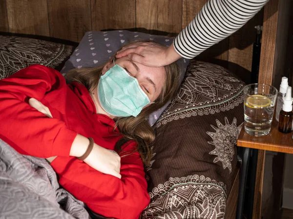 Sanità Concetto Medico Adolescente Malata Maschera Sdraiato Letto Casa Madre — Foto Stock