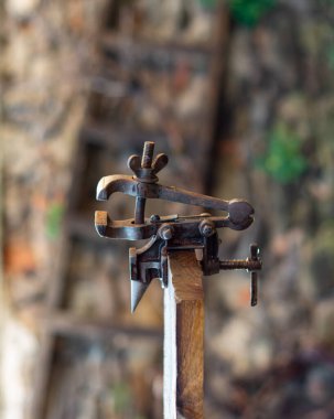 Dışarıdaki metal ürünleri için paslı mengene.