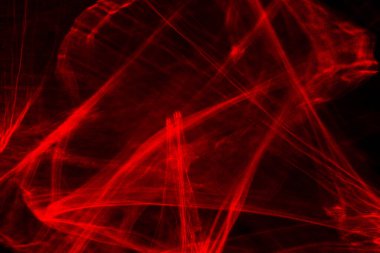 Siyah arkaplanda ışık tarafından çizilmiş soyut çizgiler. Lazer hatları