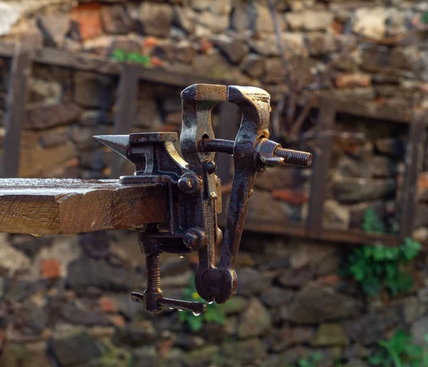 Vieja Vise Oxidada Para Productos Metálicos Aire Libre —  Fotos de Stock