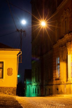 UZHOROD, UKRAINE - 08 Nisan 2020: Ukrayna 'daki eski Uzhgorod kentinin geceleri sokakları ve mimarisi