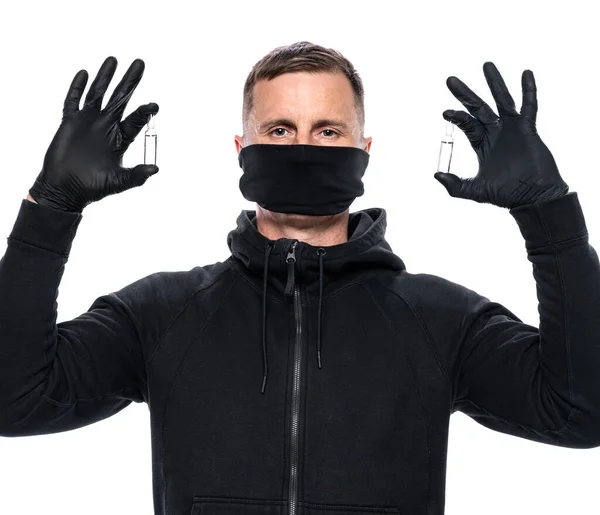 医療と医療の概念 男で黒マスクと手袋を保持アンプル上の白い背景 — ストック写真