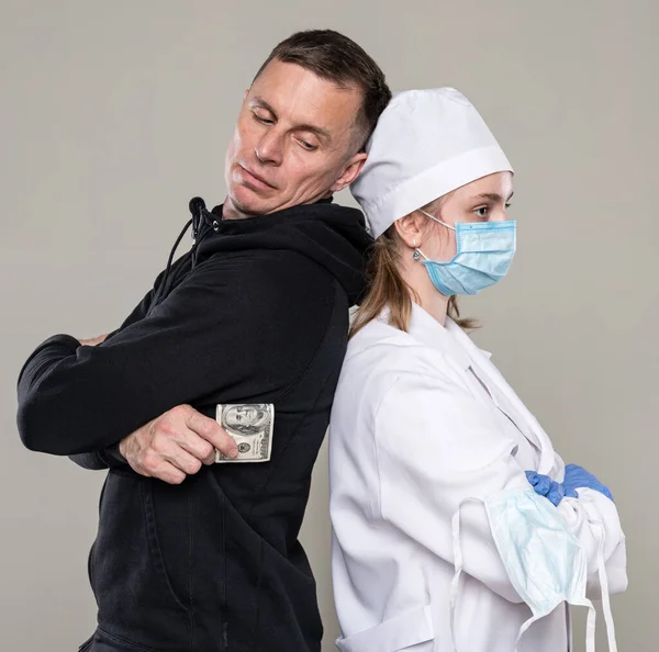 Sağlık Tıbbi Konsept Adam Doktordan Para Için Tıbbi Yardım Istiyor — Stok fotoğraf
