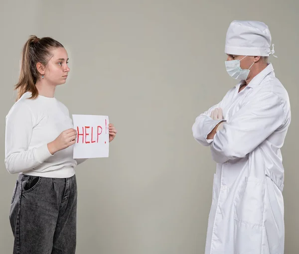 Sanità Concetto Medico Teen Ragazza Chiede Aiuto Medico Sfondo Grigio — Foto Stock