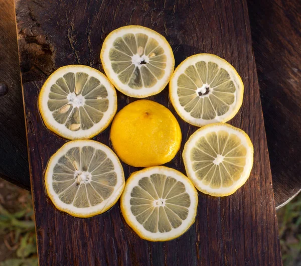 Zitronenscheiben Auf Altem Holztisch — Stockfoto