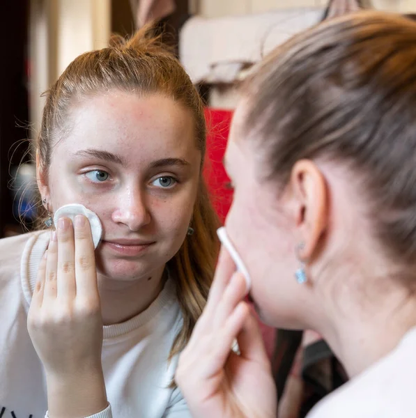 Tiener Meisje Vegen Haar Gezicht Met Een Wattenschijfje Thuis — Stockfoto