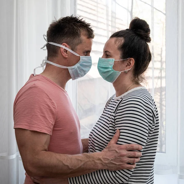 Couple Masques Médicaux Posant Maison Pendant Quarantaine Distance Sociale — Photo