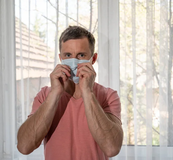 Sanità Concetto Medico Uomo Triste Maschera Protettiva Casa — Foto Stock