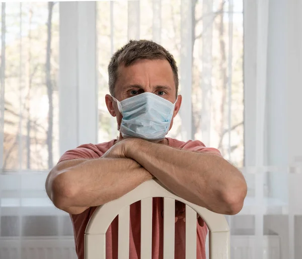 Sanità Concetto Medico Uomo Triste Maschera Protettiva Casa — Foto Stock