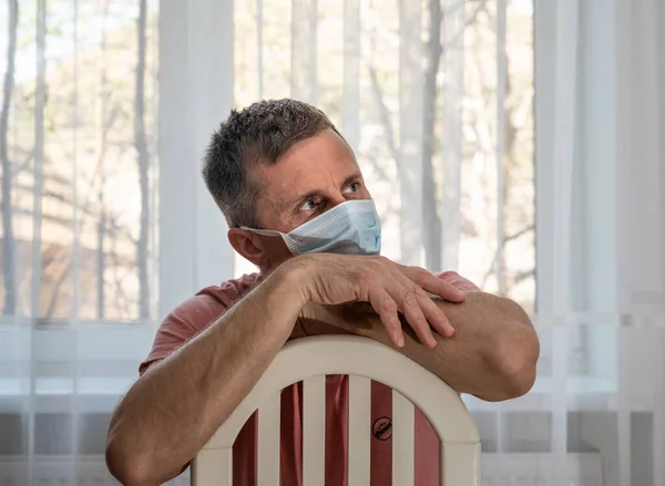 Sağlık Tıbbi Konsept Evde Koruyucu Maskeli Üzgün Adam Var — Stok fotoğraf