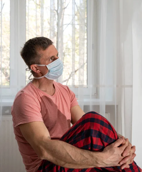 Sanità Concetto Medico Uomo Triste Maschera Protettiva Casa — Foto Stock