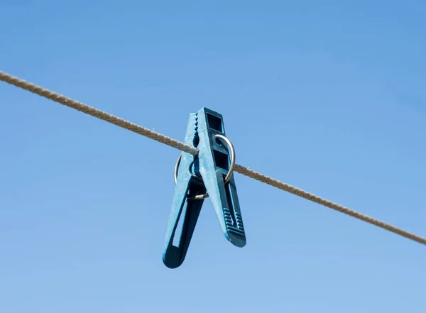 Plastica Blu Spillo Clothe Sulla Corda Clothesline Esterna — Foto Stock