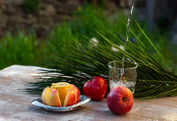 Manzanas Rojas Frescas Vaso Agua Sobre Una Mesa Madera Día —  Fotos de Stock