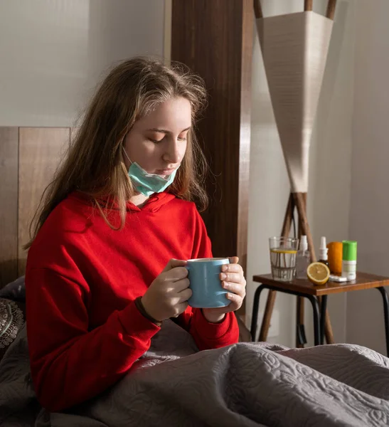 Gesundheitswesen Und Medizinisches Konzept Kranke Teenie Mädchen Gesichtsmaske Trinken Tee — Stockfoto