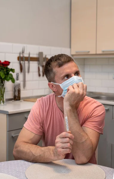 Sanità Concetto Medico Uomo Maschera Protettiva Che Tiene Termometro Casa — Foto Stock