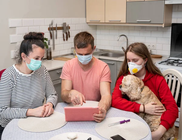 Concetto Quarantena Famiglia Maschere Protettive Guardando Notizie Scioccanti Tablet Casa — Foto Stock