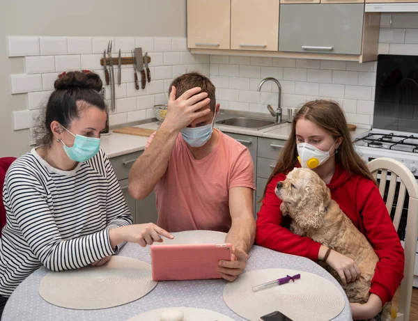 Karantina Zamanı Konsepti Koruyucu Maskeli Bir Aile Evdeki Tabletten Şok — Stok fotoğraf