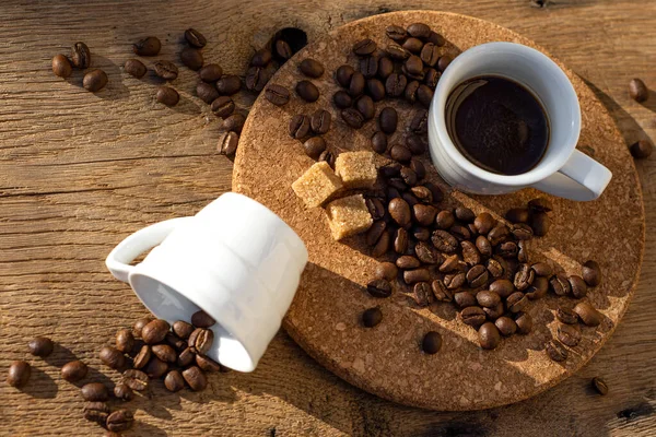 Kaffeetassen Bohnen Brauner Zucker Sonnigen Tagen Auf Einem Holztisch — Stockfoto