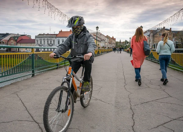 Uzhhorod Ukraine April 2020 People Medical Masks Street Rush Business — Stock Photo, Image