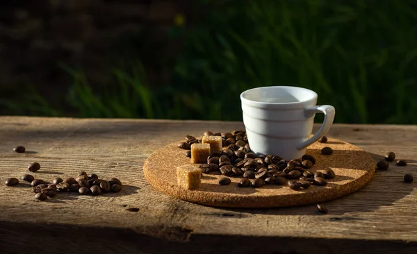 Taza Café Frijoles Azúcar Morena Una Mesa Madera Día Soleado — Foto de Stock