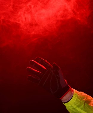 İtfaiyeci yangın sırasında yardım elini uzattı.