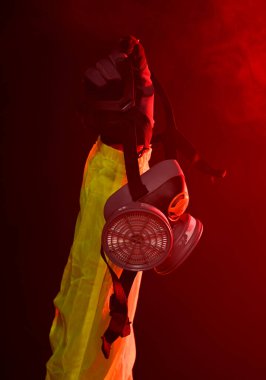 İtfaiyeci üniformalı bir adam yangın sırasında solunum cihazını geçiyor.