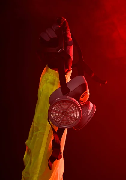 Uomo Uniforme Vigile Del Fuoco Che Passa Respiratore Durante Incendio — Foto Stock