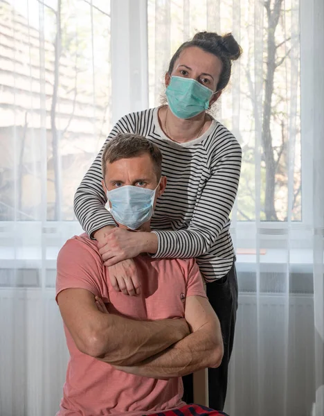 Sağlık Sigortası Konsepti Maskeli Bir Çift Pencerenin Yanında Poz Veriyor — Stok fotoğraf