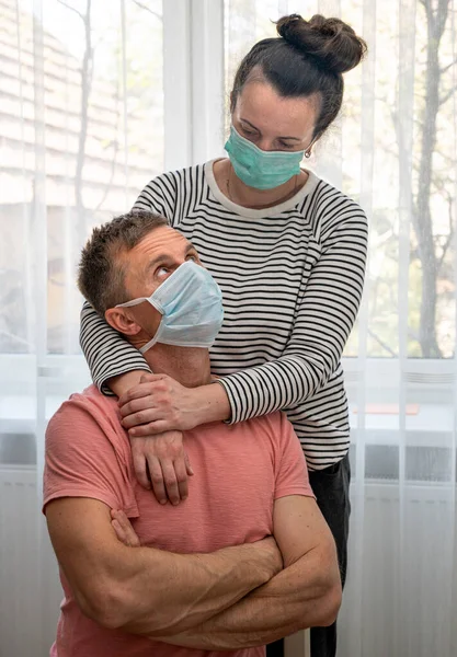 Gezondheidszorg Concept Paar Maskers Poseren Buurt Venster Thuis — Stockfoto