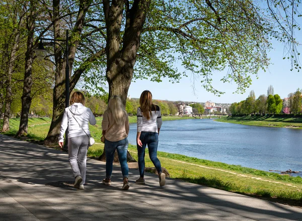 Uzhhorod Ukraine April 2020 People Walking — 图库照片