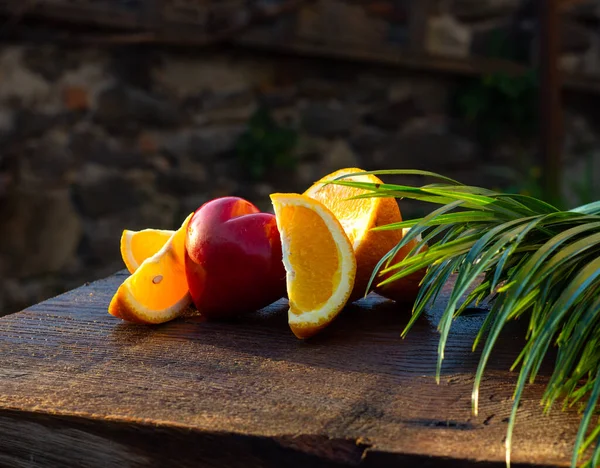 Naranjas Frescas Sobre Una Mesa Madera —  Fotos de Stock