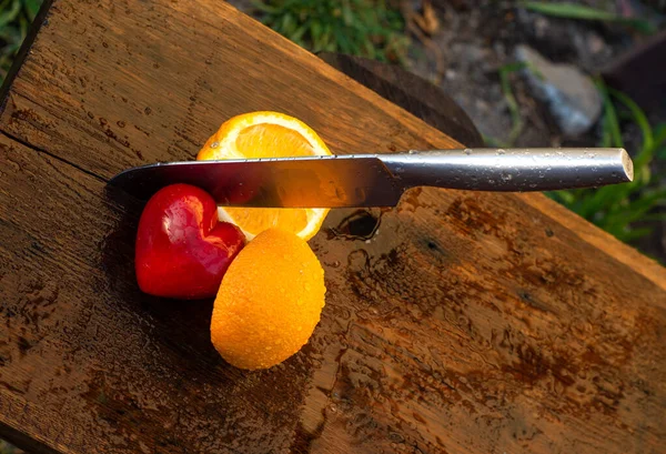 Πορτοκάλια Και Μαχαίρι Ξύλινο Τραπέζι — Φωτογραφία Αρχείου