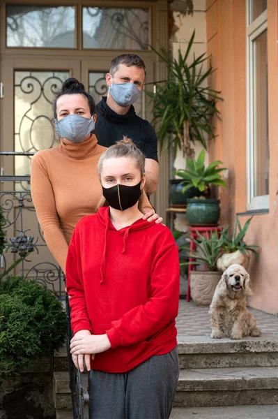 Conceito Saúde Medicina Família Posando Máscaras Protetoras Livre Para Evitar — Fotografia de Stock