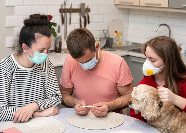 Medizin Und Gesundheitswesen Familie Überprüft Temperatur Während Der Covid Pandemie — Stockfoto