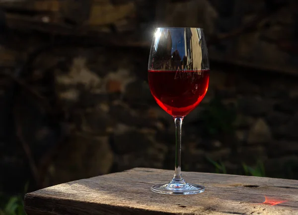 屋外で太陽の下で赤ワインのガラス — ストック写真