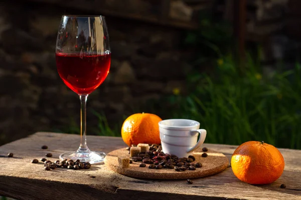 Zátiší Sklenicí Červeného Vína Šálkem Kávy Fazolemi Mandarinkami Slunci Venku — Stock fotografie