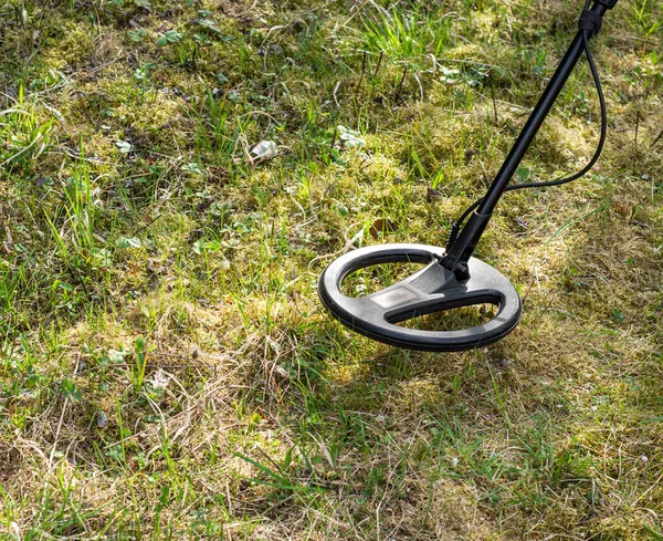 Metal detector coil in action