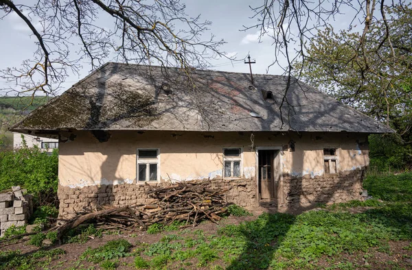 Old House Peeling Paint Broken Windows Rural Spring Countryside — Stock Photo, Image