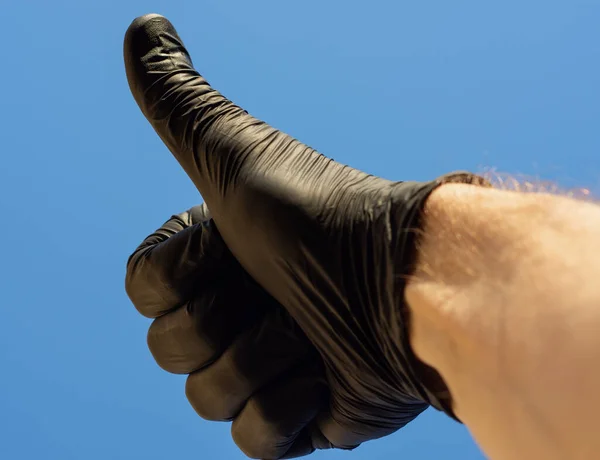 Hombre Guante Negro Gesto Signo Contra Cielo Azul — Foto de Stock