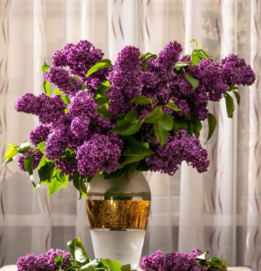 Evdeki masada vazoda mor leylak demeti.